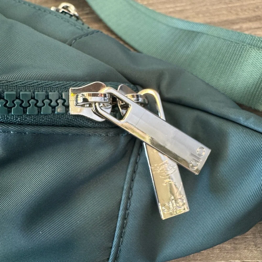 ❤️❤️❤️BWNT ALO Yoga Winter Ivy Crossbody Bag ❤️❤️❤️ - Picture 7 of 8